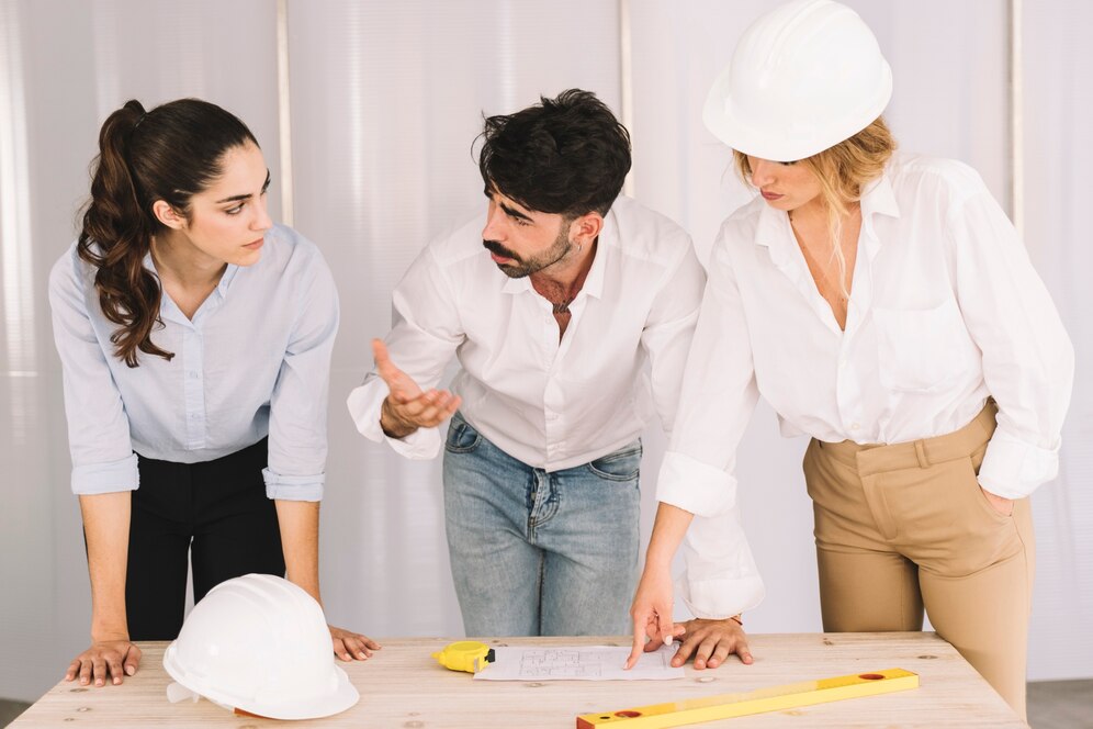 grupo ingenieros discutiendo proyecto 23 2147704206